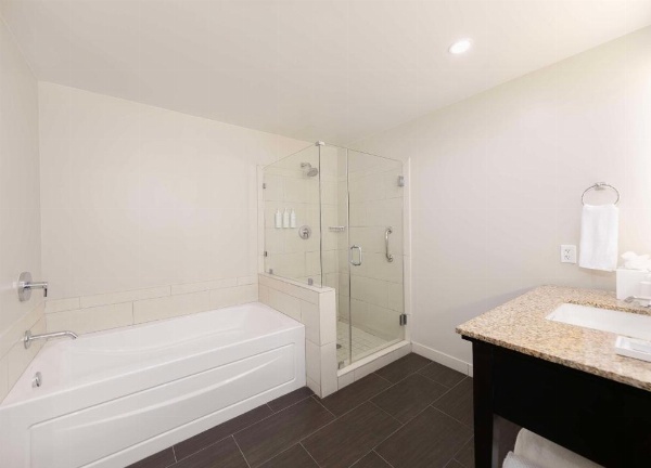 Jamaica Bay Inn Marina Del Rey Tapestry Collection by Hilton image 18